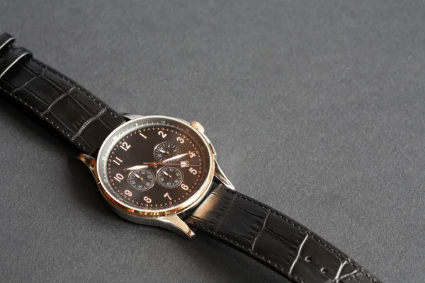 Reloj de pulsera On Dark — Foto de Stock