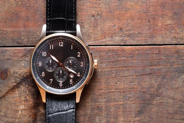 Relógio de pulso em madeira — Fotografia de Stock