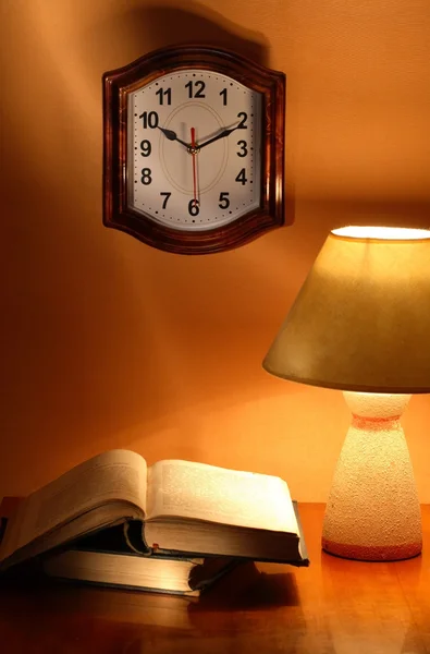 Livres de lampe d'horloge — Photo