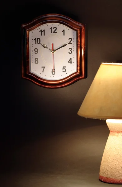 Klocka och lampa — Stockfoto