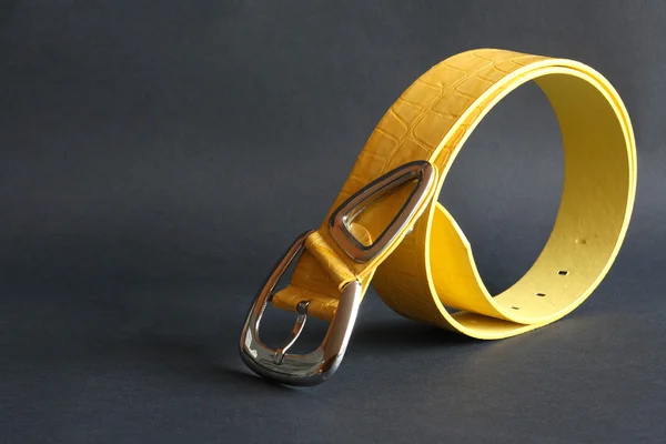 Cinturão amarelo no escuro — Fotografia de Stock