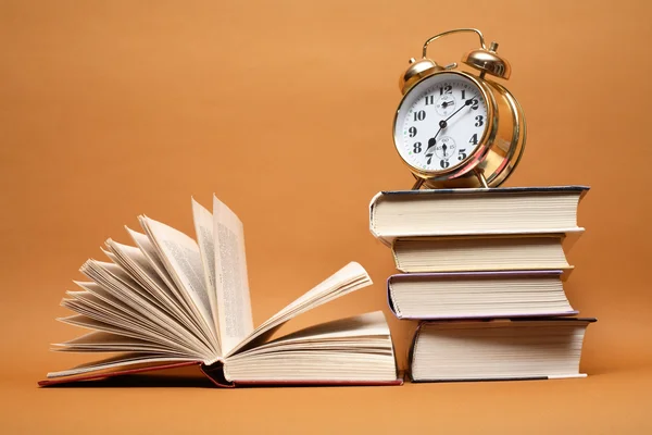 Alarm Clock And Books — Stock Photo, Image