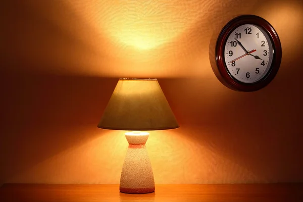 Лампа и часы — стоковое фото