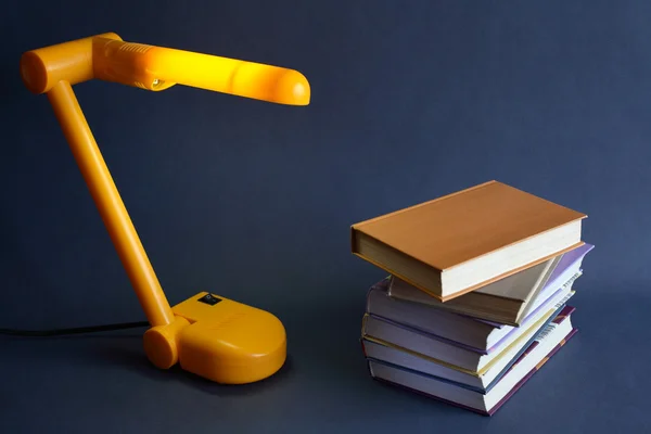 Boeken en bureaulamp — Stockfoto