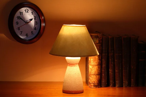 Lampada e libri — Foto Stock
