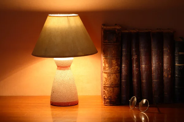 Stolní lampa a staré knihy — Stock fotografie