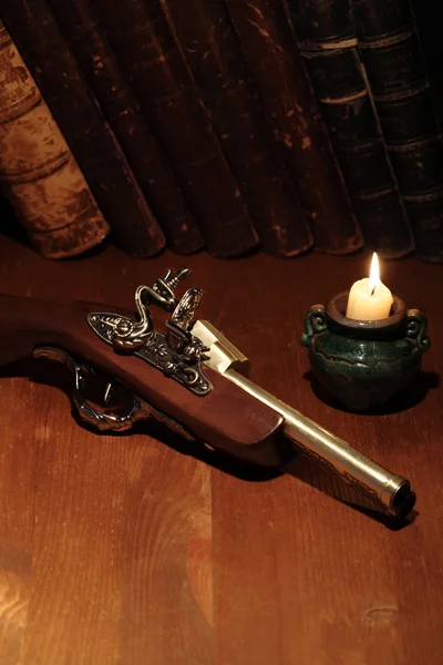 Old Pistol And Books — Stockfoto