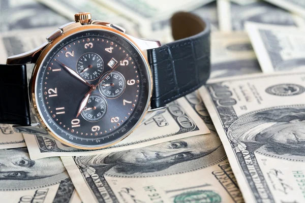 Náramkové hodinky a peníze — Stock fotografie