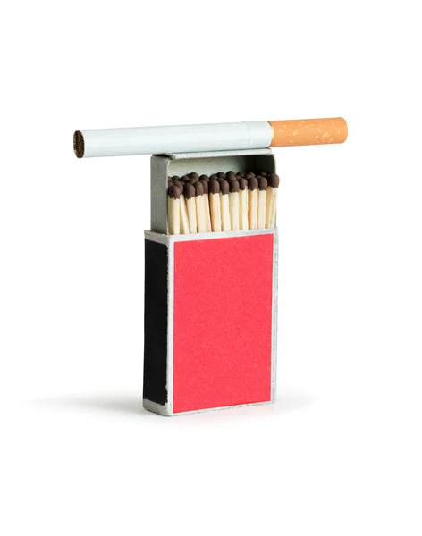 Zigarette und Streichhölzer — Stockfoto