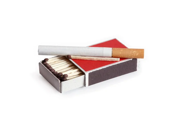 Сигареты и спички — стоковое фото