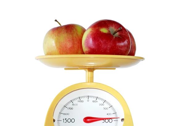 リンゴの重量を量る — ストック写真