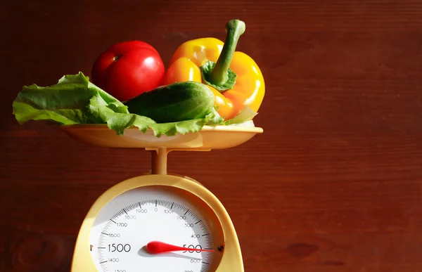 Met een gewicht van groenten — Stockfoto