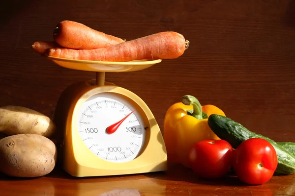 Met een gewicht van groenten — Stockfoto