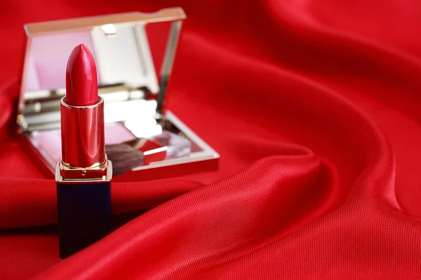 Cosmetica op rode zijde — Stockfoto