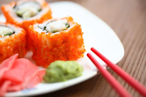 Sushi e bacchette Foto Stock
