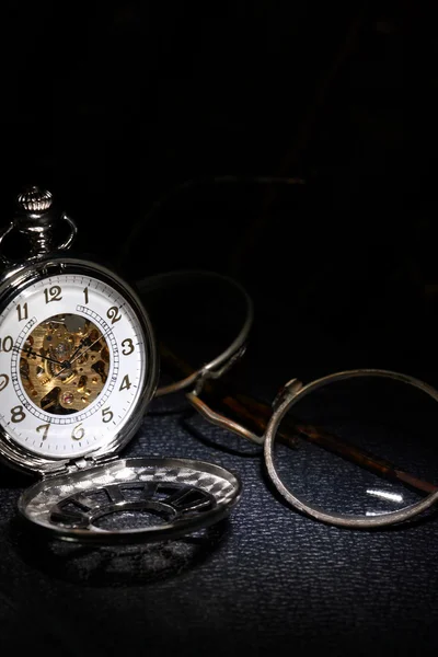 회 중 시계 및 안경 — 스톡 사진