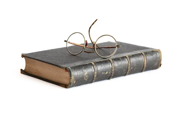 Altes Buch und Brille — Stockfoto