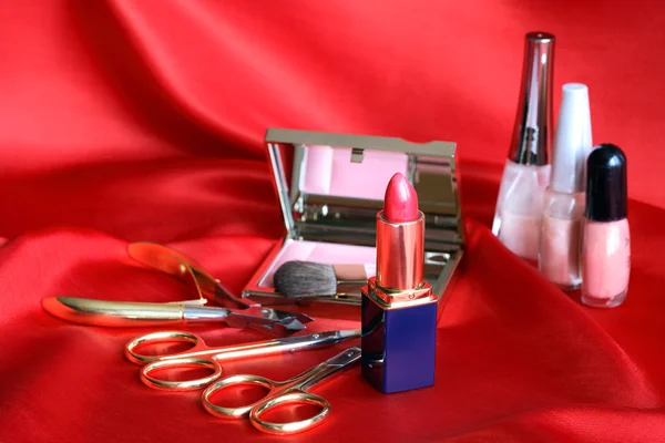 Conjunto de maquiagem no vermelho — Fotografia de Stock