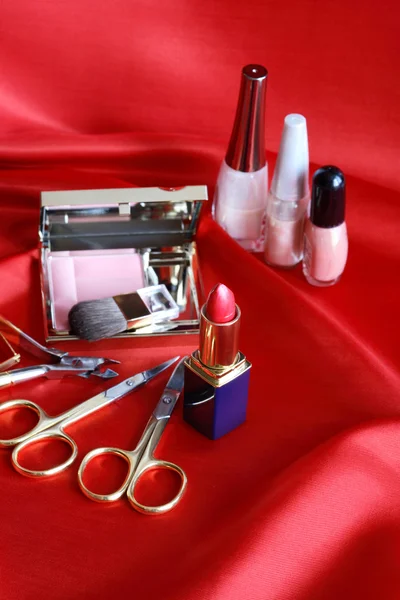 Set de maquillage sur rouge — Photo