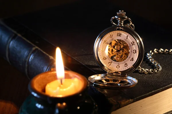Reloj y vela — Foto de Stock