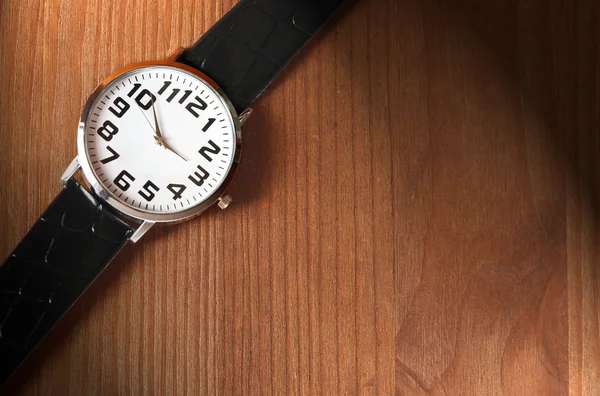 Armbanduhr auf Holz — Stockfoto