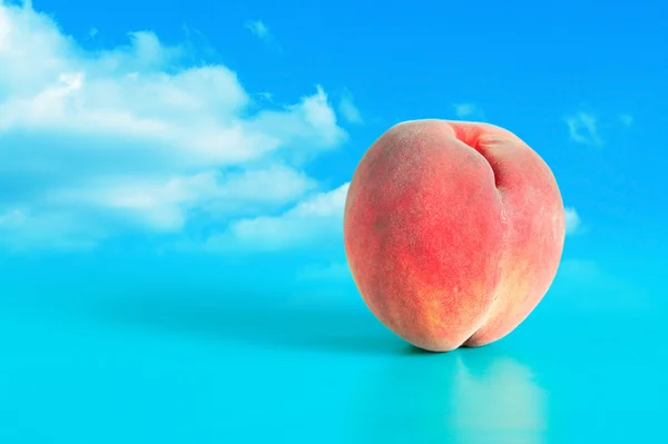 Peach mot himlen — Stockfoto
