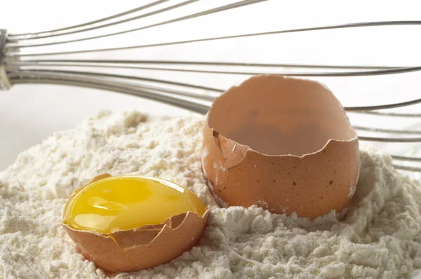 Flour, whisker and egg — Stock Photo, Image