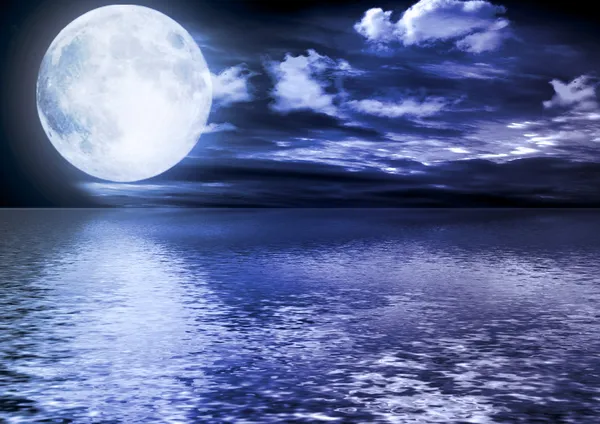 물 속에 반사된 보름달 로열티 프리 스톡 이미지