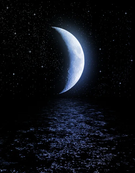 Mezza luna riflessa nell'acqua — Foto Stock