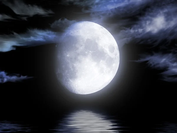 Full moon reflected in water — Stock Photo, Image