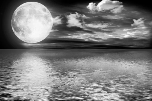满月倒映在水中 — 图库照片