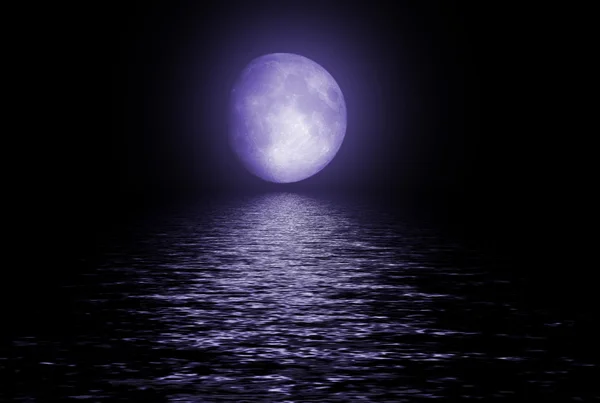 满月倒映在水中 — 图库照片
