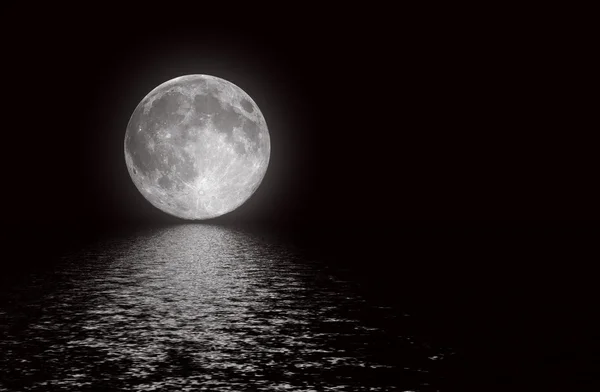Imagem de lua cheia com água — Fotografia de Stock