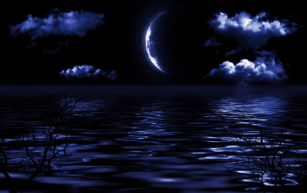 구름 속의 달의 반 — 스톡 사진