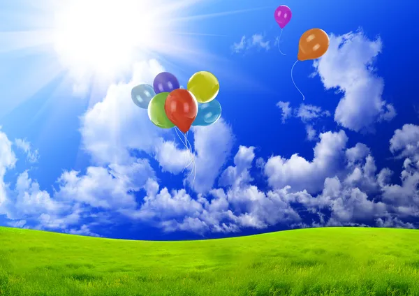 Färg ballonger i den mörkblå himlen — Stockfoto