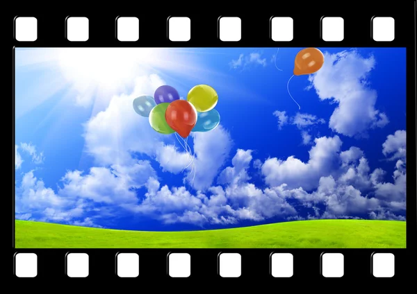 用彩色的气球，在暗蓝色的天空中的幻灯片 — 图库照片