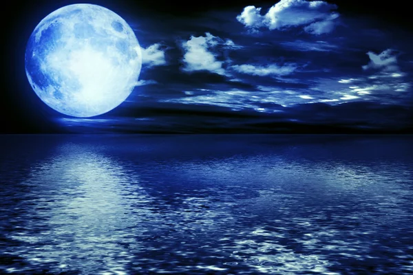 Fullmåne reflekteras i vatten — Stockfoto