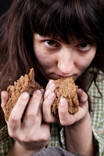 Ζητιάνος γυναίκα με ένα κομμάτι ψωμί στα χέρια της — Φωτογραφία Αρχείου