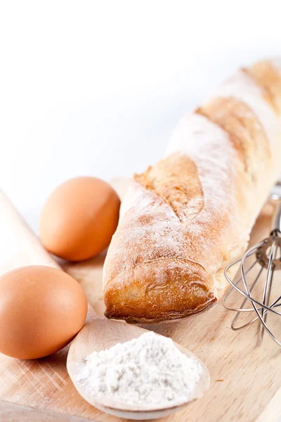 Brot, Mehl, Eier und Küchenutensilien — Stockfoto