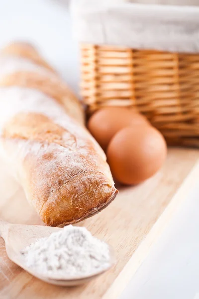 Brot, Mehl, Eier und Küchenutensilien — Stockfoto