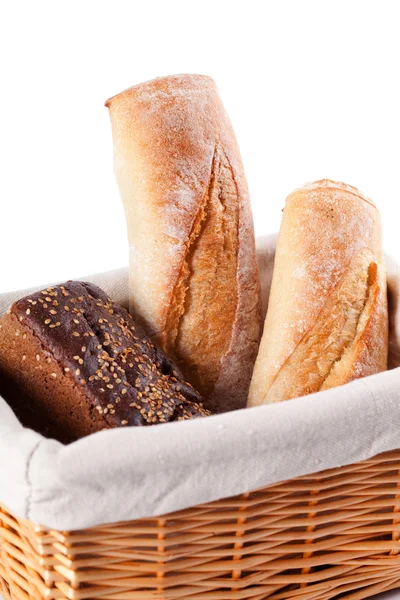 Pão fresco em uma cesta — Fotografia de Stock