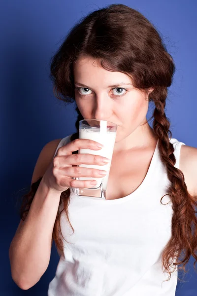 喝牛奶的年轻女子 — 图库照片