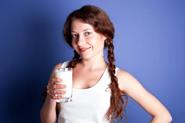 Frau genießt ein Glas Milch — Stockfoto