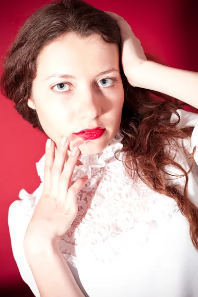Härlig kvinna med röda läppar — Stockfoto