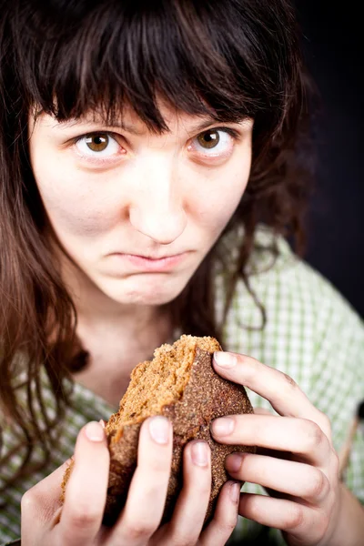 Mendigo com um pedaço de pão — Fotografia de Stock