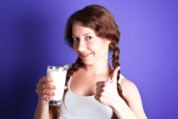 Mujer disfrutando de un vaso de leche — Foto de Stock