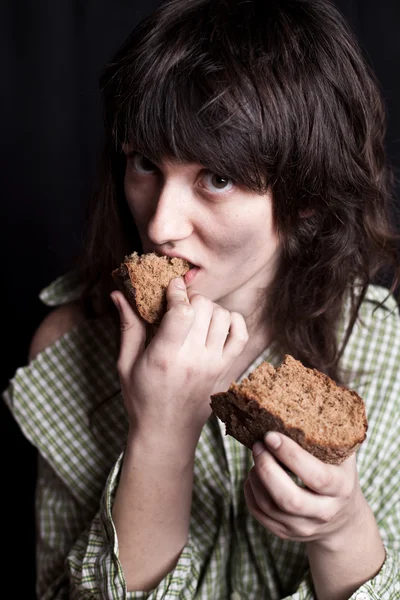Ζητιάνος γυναίκα τρώει ψωμί — Φωτογραφία Αρχείου