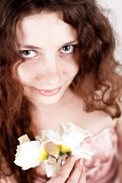 Vacker kvinna med narcissus — Stockfoto