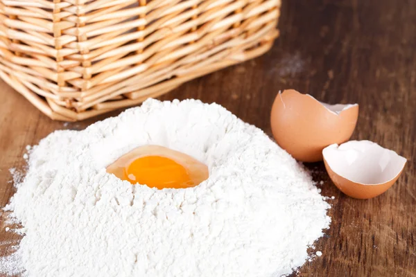 Ovos e farinha — Fotografia de Stock