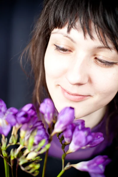 Nő, lila virágok — Stock Fotó